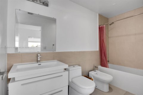 Townhouse in Miami Beach, Florida 2 bedrooms, 104.05 sq.m. № 1965735 - photo 20