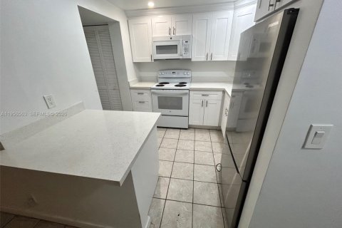 Condo in Fort Lauderdale, Florida, 2 bedrooms № 2010442 - photo 7