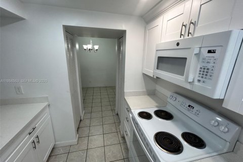 Condo in Fort Lauderdale, Florida, 2 bedrooms № 2010442 - photo 11