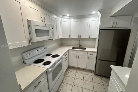 Condo in Fort Lauderdale, Florida, 2 bedrooms № 2010442 - photo 8