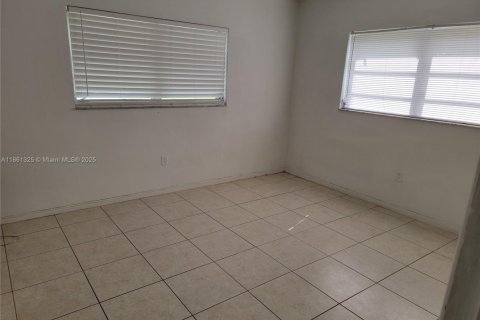 Снять в аренду виллу или дом в Халландейл-Бич, Флорида 2 спальни, 168.71м2, № 1889487 - фото 5
