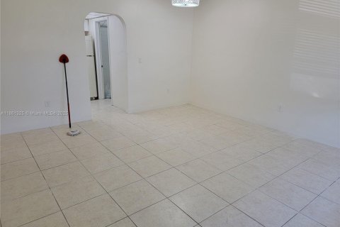 Снять в аренду виллу или дом в Халландейл-Бич, Флорида 2 спальни, 168.71м2, № 1889487 - фото 6