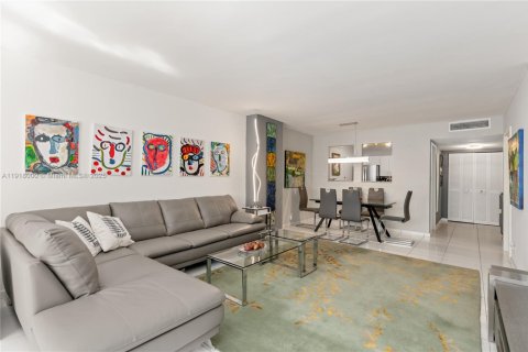 Купить кондоминиум в Халландейл-Бич, Флорида 1 спальня, 85.47м2, № 1972960 - фото 15