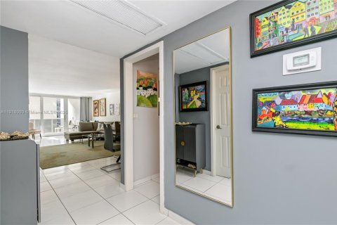 Купить кондоминиум в Халландейл-Бич, Флорида 1 спальня, 85.47м2, № 1972960 - фото 9