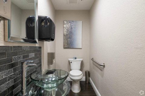 Immobilier commercial à louer à Tampa, Floride: 2168.9 m2 № 2409970 - photo 3