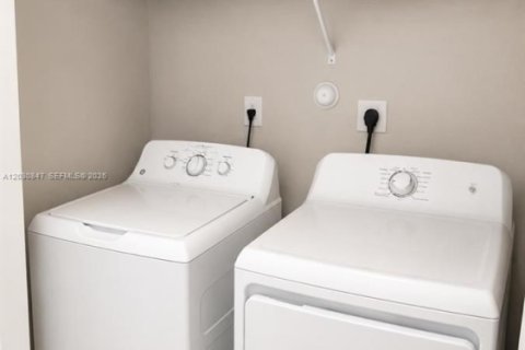 Condo in Florida City, Florida, 3 bedrooms  № 2077935 - photo 12