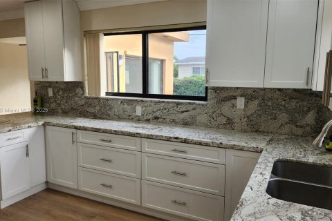 Casa en alquiler en Miami, Florida, 3 dormitorios, 139.07 m2 № 1975807 - foto 15