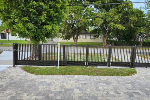 Casa en alquiler en Miami, Florida, 3 dormitorios, 139.07 m2 № 1975807 - foto 5