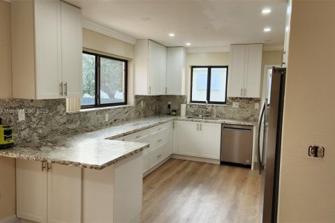 Casa en alquiler en Miami, Florida, 3 dormitorios, 139.07 m2 № 1975807 - foto 14