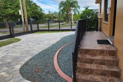 Casa en alquiler en Miami, Florida, 3 dormitorios, 139.07 m2 № 1975807 - foto 4