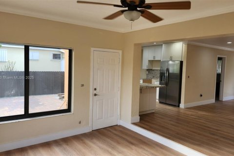Casa en alquiler en Miami, Florida, 3 dormitorios, 139.07 m2 № 1975807 - foto 12