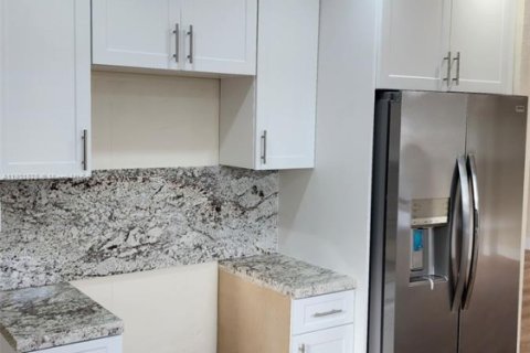 Casa en alquiler en Miami, Florida, 3 dormitorios, 139.07 m2 № 1975807 - foto 16