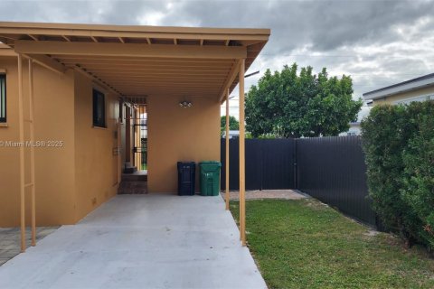 Casa en alquiler en Miami, Florida, 3 dormitorios, 139.07 m2 № 1975807 - foto 3