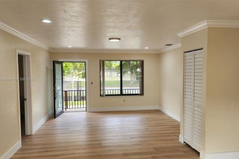 Casa en alquiler en Miami, Florida, 3 dormitorios, 139.07 m2 № 1975807 - foto 7