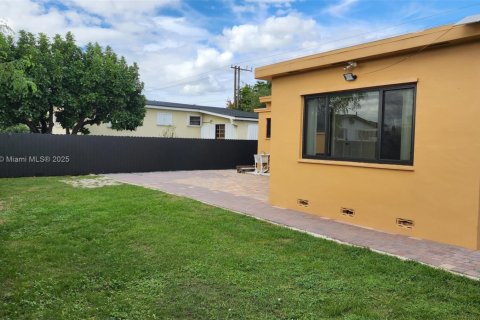 Casa en alquiler en Miami, Florida, 3 dormitorios, 139.07 m2 № 1975807 - foto 30