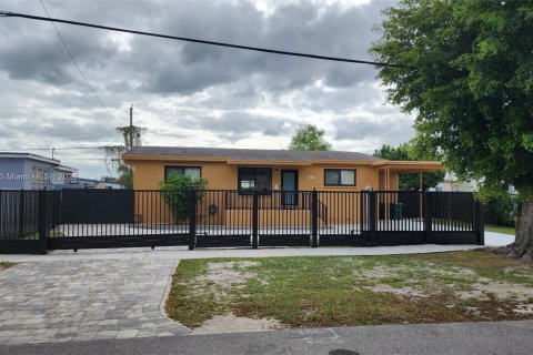 Casa en alquiler en Miami, Florida, 3 dormitorios, 139.07 m2 № 1975807 - foto 1