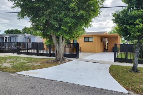 Casa en alquiler en Miami, Florida, 3 dormitorios, 139.07 m2 № 1975807 - foto 2