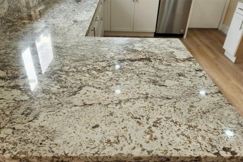 Casa en alquiler en Miami, Florida, 3 dormitorios, 139.07 m2 № 1975807 - foto 18