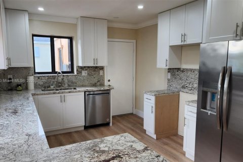 Casa en alquiler en Miami, Florida, 3 dormitorios, 139.07 m2 № 1975807 - foto 17