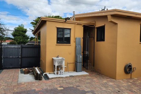 Casa en alquiler en Miami, Florida, 3 dormitorios, 139.07 m2 № 1975807 - foto 28