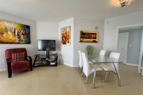 Condominio en alquiler en Sunny Isles Beach, Florida, 2 dormitorios, 117.61 m2 № 2054727 - foto 3