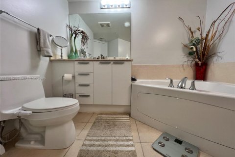 Condominio en alquiler en Sunny Isles Beach, Florida, 2 dormitorios, 117.61 m2 № 2054727 - foto 17