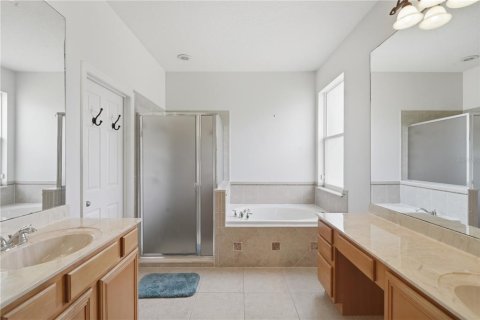 House in Apopka, Florida 4 bedrooms, 226.68 sq.m. № 2238974 - photo 18