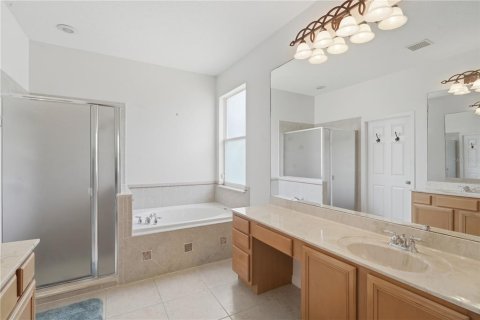 House in Apopka, Florida 4 bedrooms, 226.68 sq.m. № 2238974 - photo 17