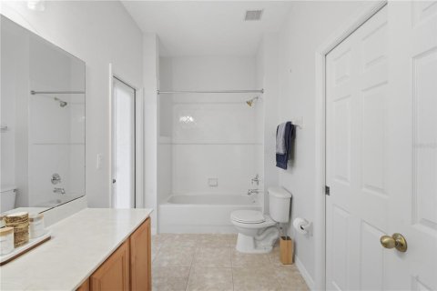 House in Apopka, Florida 4 bedrooms, 226.68 sq.m. № 2238974 - photo 29