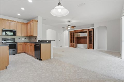 House in Apopka, Florida 4 bedrooms, 226.68 sq.m. № 2238974 - photo 8