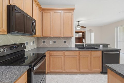 House in Apopka, Florida 4 bedrooms, 226.68 sq.m. № 2238974 - photo 3