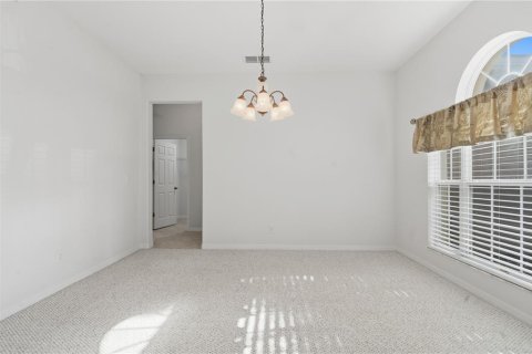 House in Apopka, Florida 4 bedrooms, 226.68 sq.m. № 2238974 - photo 15
