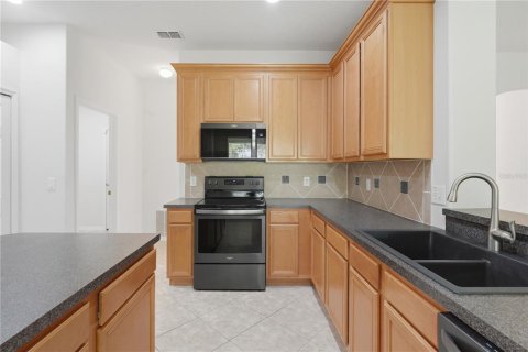 House in Apopka, Florida 4 bedrooms, 226.68 sq.m. № 2238974 - photo 11