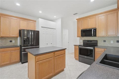House in Apopka, Florida 4 bedrooms, 226.68 sq.m. № 2238974 - photo 12