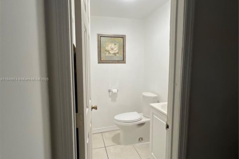 House in Miami, Florida 3 bedrooms, 159.14 sq.m. № 1851925 - photo 7
