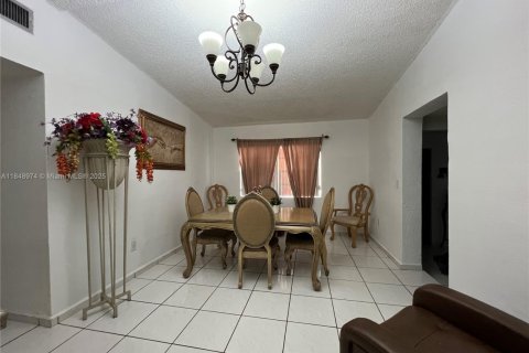 House in Miami, Florida 3 bedrooms, 159.14 sq.m. № 1851925 - photo 6