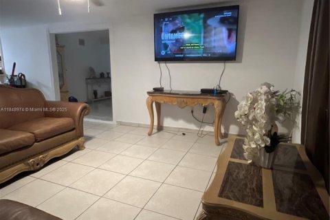 House in Miami, Florida 3 bedrooms, 159.14 sq.m. № 1851925 - photo 4