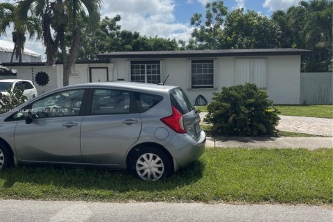 House in Miami, Florida 3 bedrooms, 159.14 sq.m. № 1851925 - photo 1