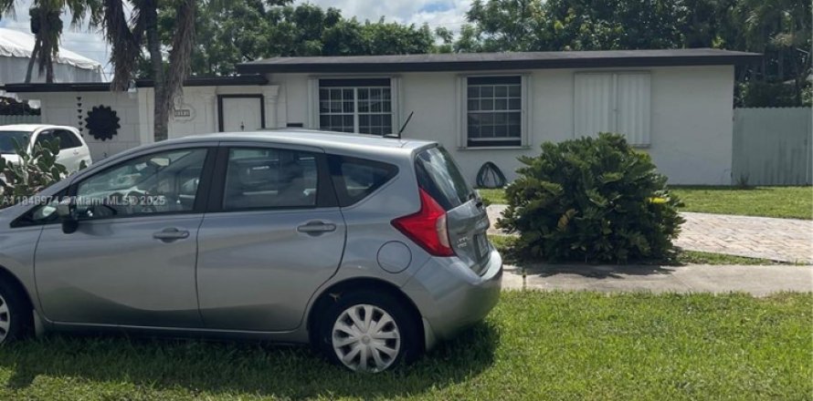 House in Miami, Florida 3 bedrooms, 159.14 sq.m. № 1851925