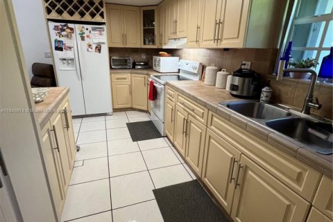 House in Miami, Florida 3 bedrooms, 159.14 sq.m. № 1851925 - photo 2