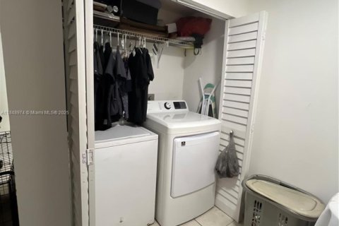 House in Miami, Florida 3 bedrooms, 159.14 sq.m. № 1851925 - photo 8