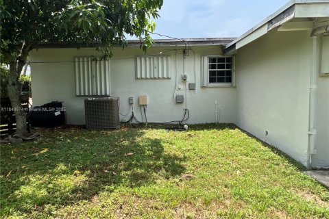 House in Miami, Florida 3 bedrooms, 159.14 sq.m. № 1851925 - photo 13