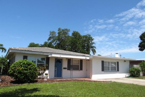 House in Saint Petersburg, Florida 3 bedrooms, 145.21 sq.m. № 2379696