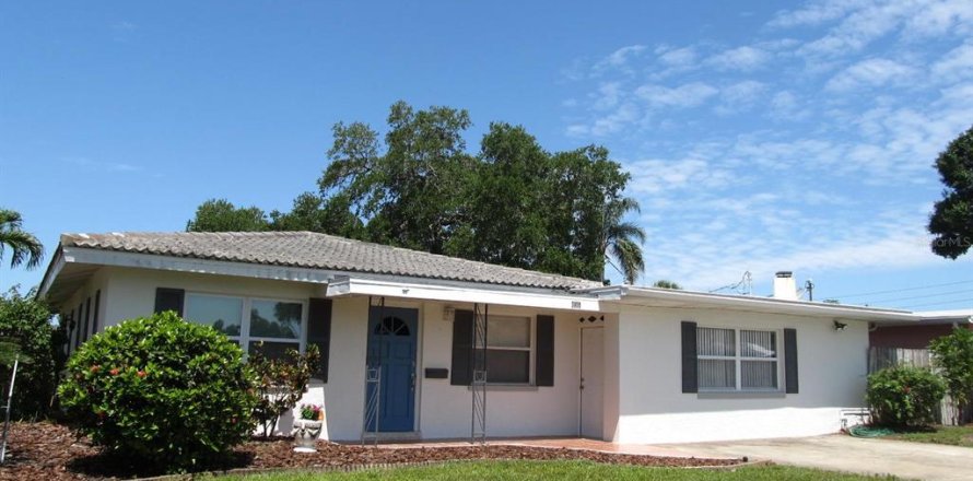 House in Saint Petersburg, Florida 3 bedrooms, 145.21 sq.m. № 2379696