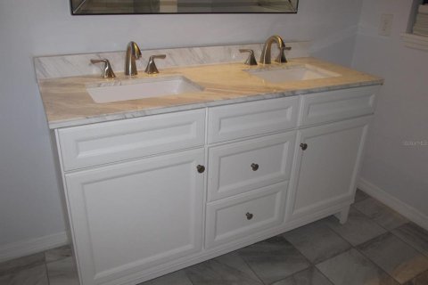 House in Saint Petersburg, Florida 3 bedrooms, 145.21 sq.m. № 2379696 - photo 9