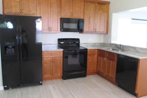 House in Saint Petersburg, Florida 3 bedrooms, 145.21 sq.m. № 2379696 - photo 6