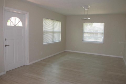 House in Saint Petersburg, Florida 3 bedrooms, 145.21 sq.m. № 2379696 - photo 5