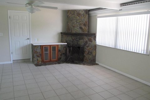 House in Saint Petersburg, Florida 3 bedrooms, 145.21 sq.m. № 2379696 - photo 7