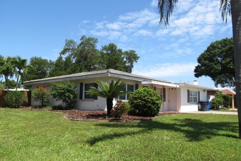 House in Saint Petersburg, Florida 3 bedrooms, 145.21 sq.m. № 2379696 - photo 3