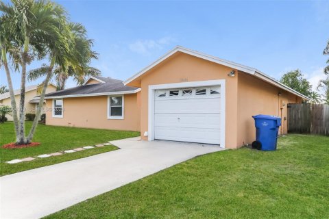 House in Royal Palm Beach, Florida 3 bedrooms, 148.74 sq.m. № 2068444 - photo 2